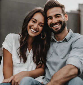 Pareja riendo.